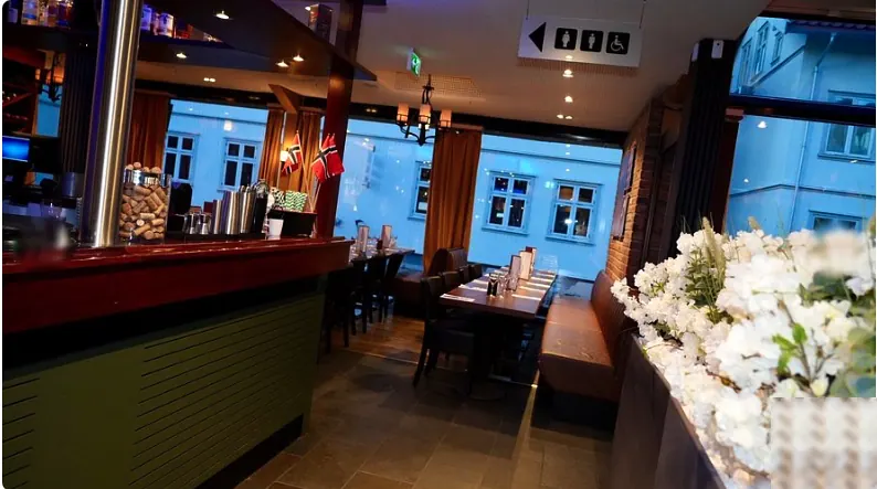 Spisesalen og baren hos Mehmaan Cuisine
